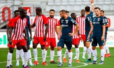 米兰真人-战术变革引发争议，球队重整旗鼓的简单介绍