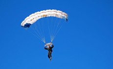 米兰体育-赛道与球场，乔治F1绝地反击，勇士强势攻克新疆