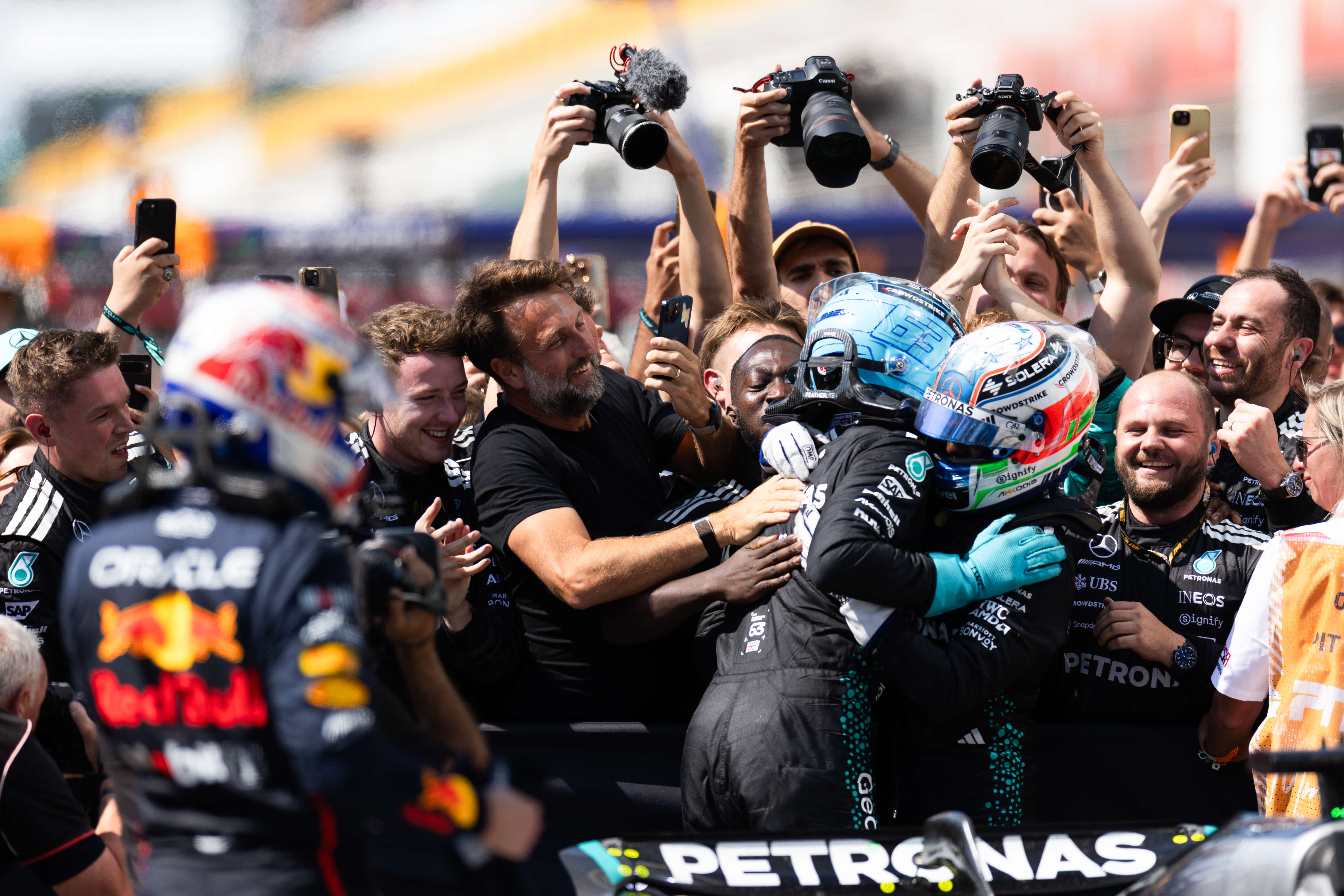 包含雷诺车队完胜索伯车队，塞恩斯点燃赛场的词条