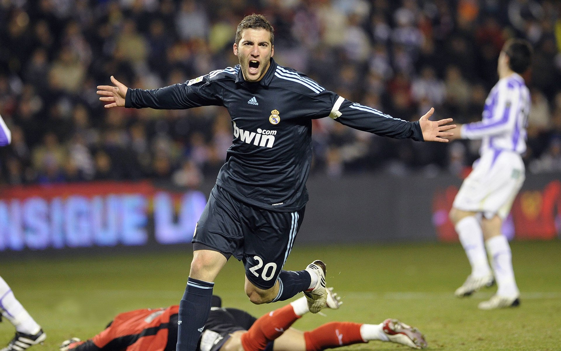 维尼修斯一锤定音，巴萨提前终结悬念致敬伊拉克精神